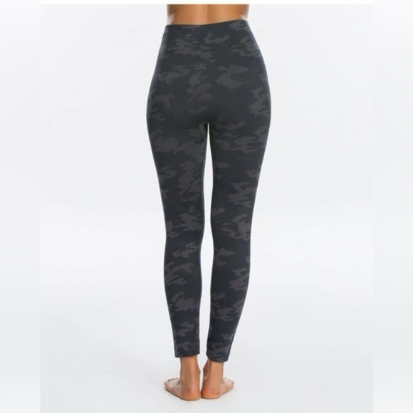 Spanx Medium Leggings Look at Me Now in Black Camo - Picture 5 of 9
